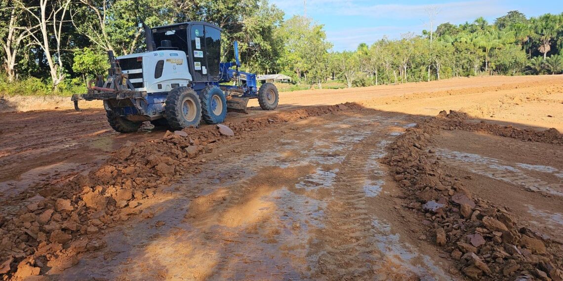 Deracre trabalha na terraplanagem para construção do novo campus do Ifac em Feijó