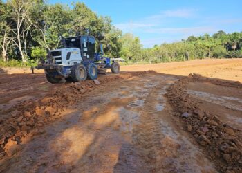 Deracre trabalha na terraplanagem para construção do novo campus do Ifac em Feijó