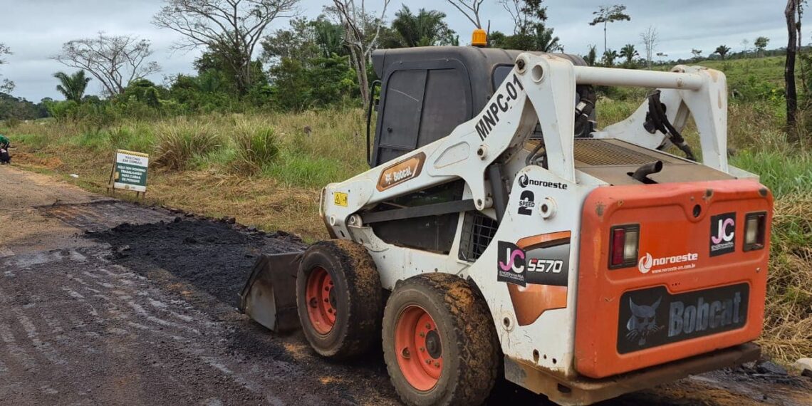 Deracre trabalha no asfaltamento e manutenção da Estrada Mário Lobão em Sena Madureira