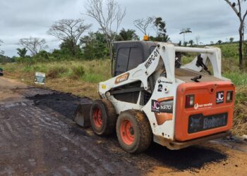 Deracre trabalha no asfaltamento e manutenção da Estrada Mário Lobão em Sena Madureira