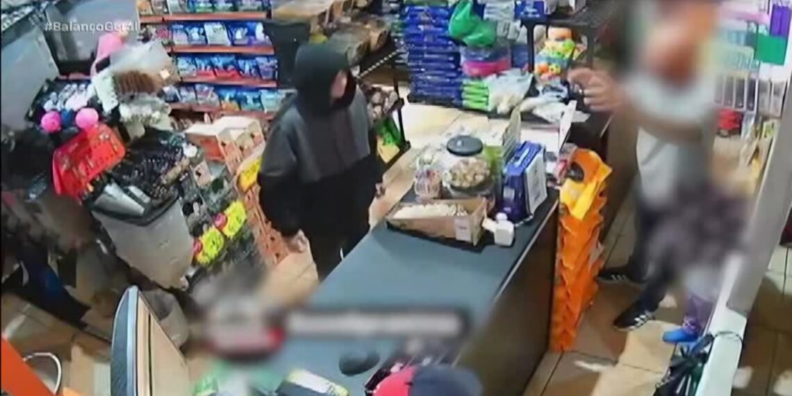 Pai e filha são vítimas de assalto dentro de pet shop