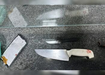 Mulher pula muro e pede socorro após ser esfaqueada