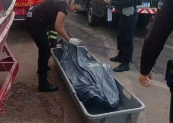 Cadáver em avançado estado de decomposição é retirado do Rio Acre, em Rio Branco