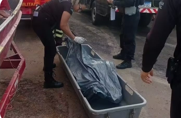 Cadáver em avançado estado de decomposição é retirado do Rio Acre, em Rio Branco