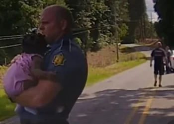 Bebê é arremessado de carro durante perseguição policial. Veja vídeo