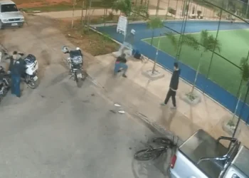 Homem leva ao menos 8 tiros durante briga na Vila Planalto. Veja vídeo