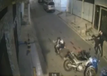 Motociclista atira em casal caído no chão, rouba aliança e foge. Veja vídeo