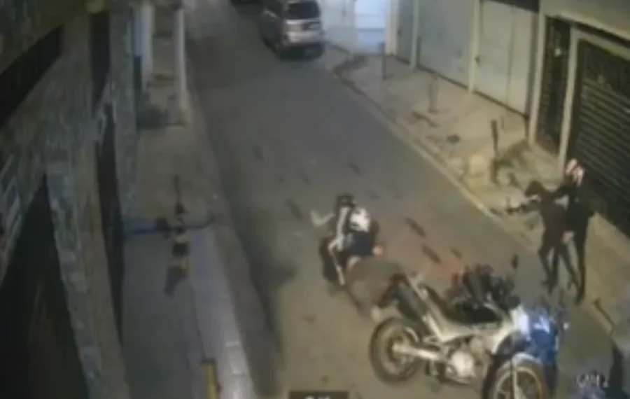 Motociclista atira em casal caído no chão, rouba aliança e foge. Veja vídeo