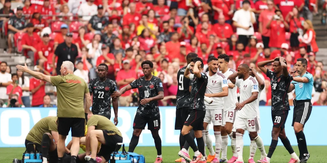 Jogadores se desesperaram após Koné, do Canadá, quebrar a perna; fotos
