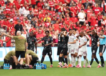 Jogadores se desesperaram após Koné, do Canadá, quebrar a perna; fotos