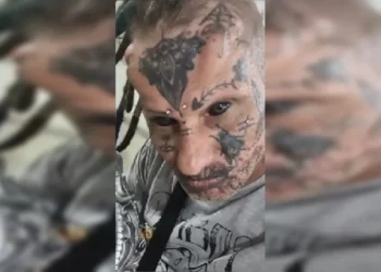 Tatuador é executado com 10 tiros por acerto de contas de facção. Veja vídeo