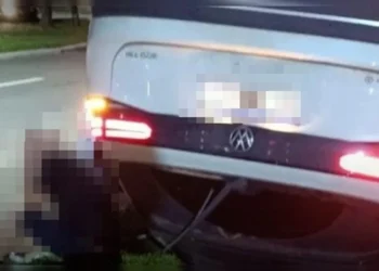 Médico é preso após atropelar motociclista e capotar carro
