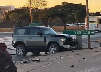 Mulher que urinou na rua e xingou delegado é presa ao bater carro bêbada