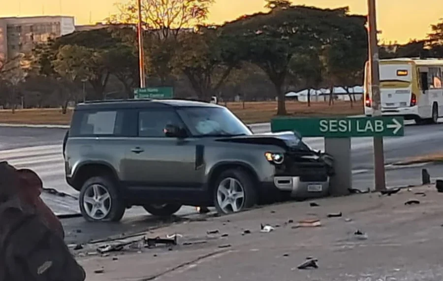 Mulher que urinou na rua e xingou delegado é presa ao bater carro bêbada