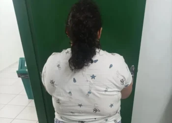 Mulher de 37 anos é presa após fingir ter 12 e ser “adotada” por família