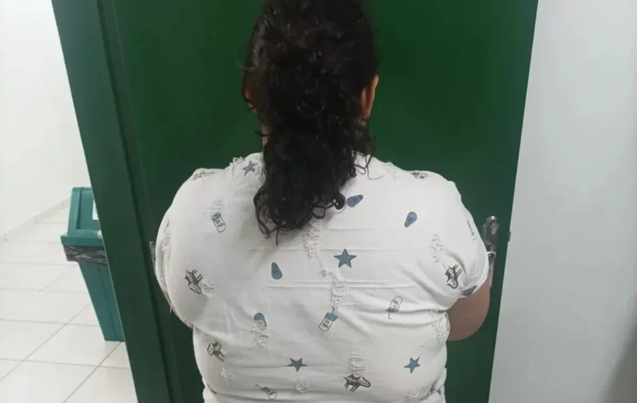 Mulher de 37 anos é presa após fingir ter 12 e ser “adotada” por família