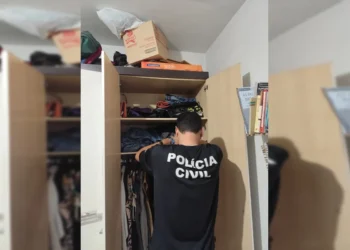 Técnica de enfermagem é presa por extorquir família de paciente em UTI