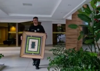 Falsa herdeira é alvo de operação por golpe milionário com obras de arte. Veja vídeo