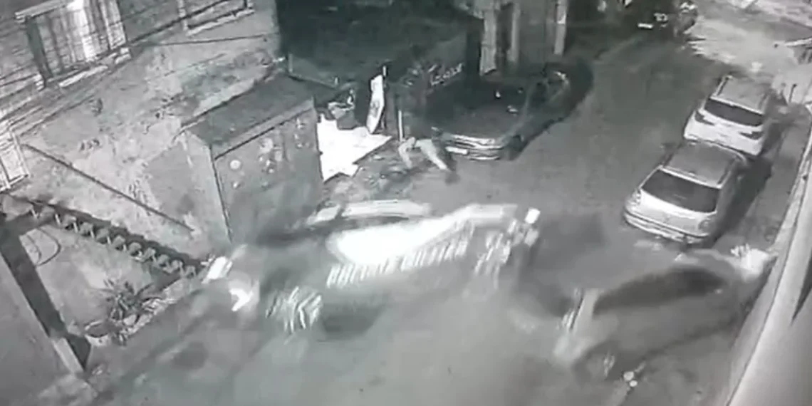 Viatura capota durante perseguição, atinge carro e mata pedestre. Veja vídeo