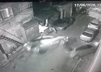 Viatura capota durante perseguição, atinge carro e mata pedestre. Veja vídeo