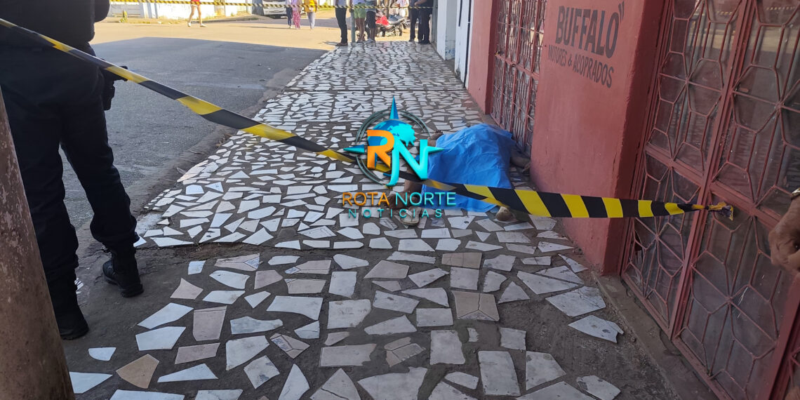 Homem é encontrado morto na calçada de estabelecimento comercial em Rio Branco