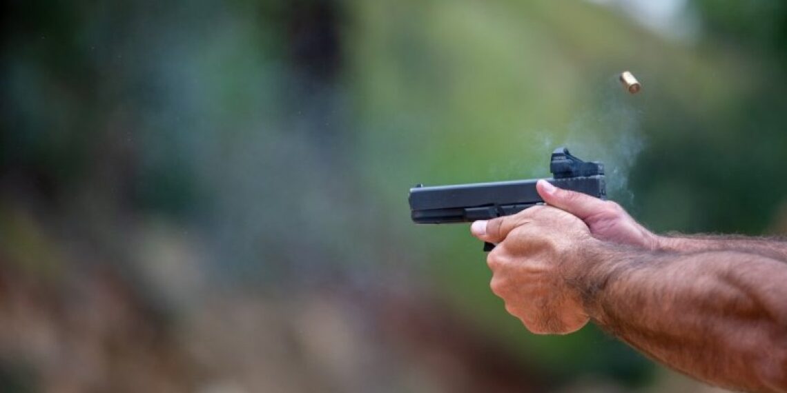 Homem mata padrasto da esposa após briga de família e foge para o Acre