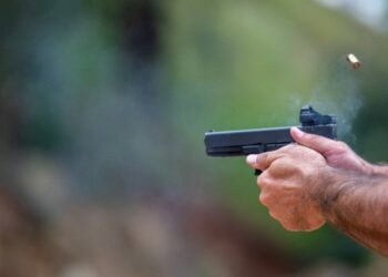 Homem mata padrasto da esposa após briga de família e foge para o Acre