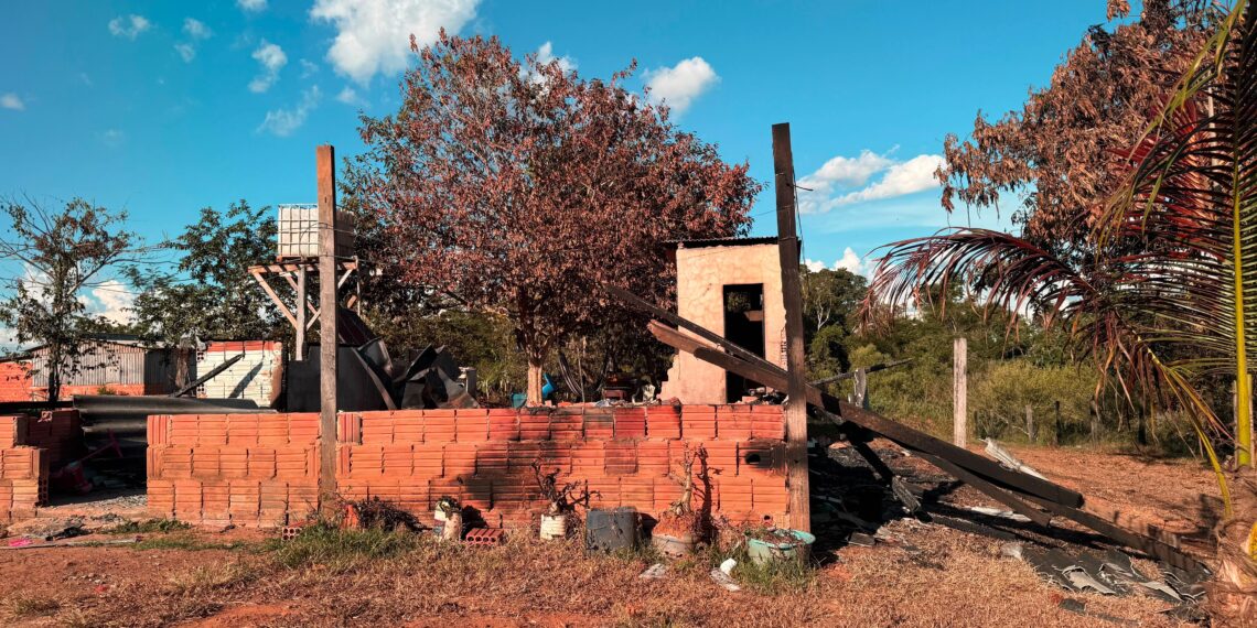 Governo acompanha e auxilia família após incêndio destruir casa na Vila Liberdade