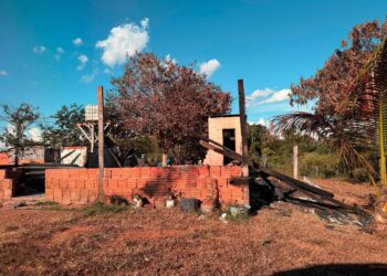 Governo acompanha e auxilia família após incêndio destruir casa na Vila Liberdade