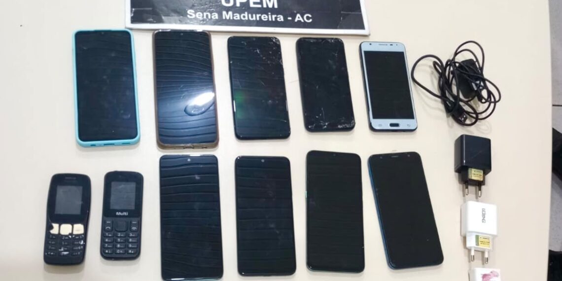 Polícia Penal apreende celulares arremessados para dentro da Unidade Penitenciária de Sena Madureira
