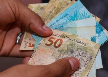 Governo do Acre antecipa salários e primeira parcela do 13º para servidores