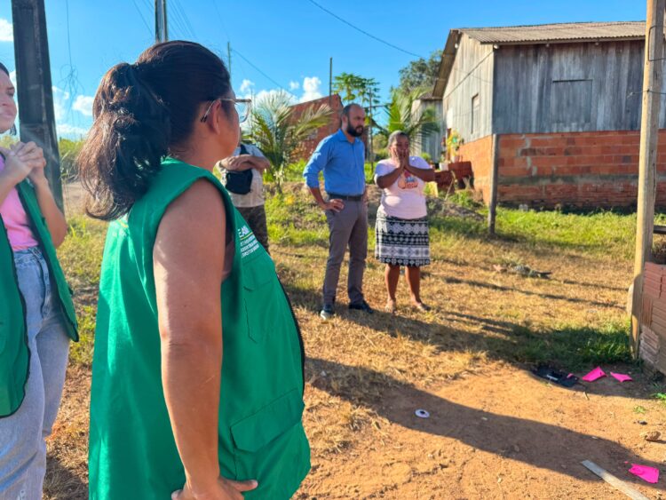 Governo acompanha e auxilia família após incêndio destruir casa na Vila Liberdade