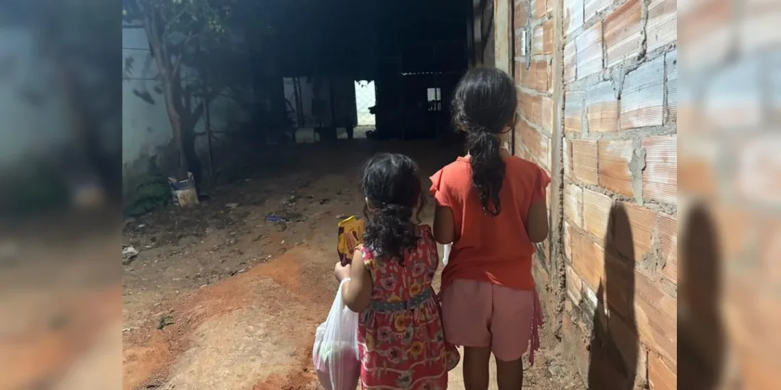 Mãe vai a churrasco e deixa filhas de 2 e 5 anos em casa cheia de lixo.