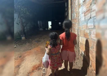 Mãe vai a churrasco e deixa filhas de 2 e 5 anos em casa cheia de lixo.