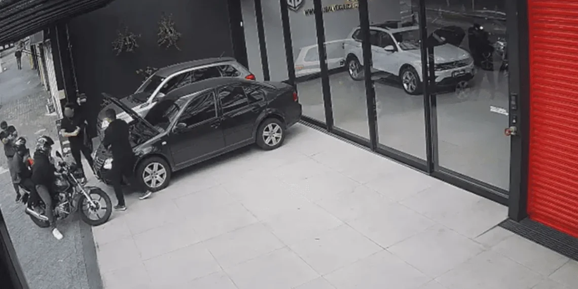 “Assalto de brincadeira” termina mal e dupla é baleada por policial.