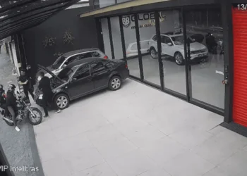 “Assalto de brincadeira” termina mal e dupla é baleada por policial.