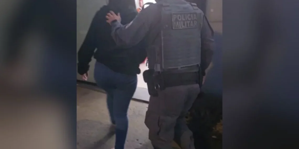 Filha de 23 anos tenta matar pai com copo de vidro e facadas