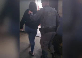 Filha de 23 anos tenta matar pai com copo de vidro e facadas