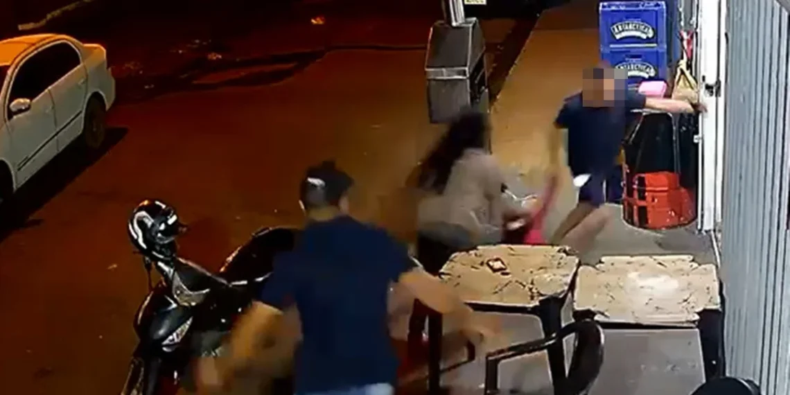 Homem é flagrado tentando sequestrar menina de 4 anos em mesa de bar.