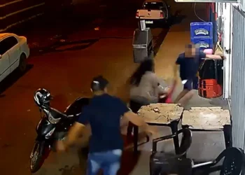 Homem é flagrado tentando sequestrar menina de 4 anos em mesa de bar.