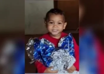 Menino morto pelo pai por não dar “bom dia” teve coração deslocado