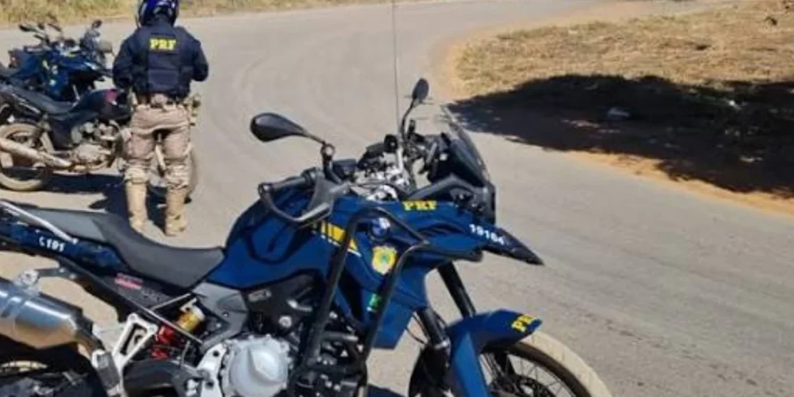 Homem tenta furtar moto da PRF para “farmar aura” e acaba preso.