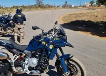 Homem tenta furtar moto da PRF para “farmar aura” e acaba preso.