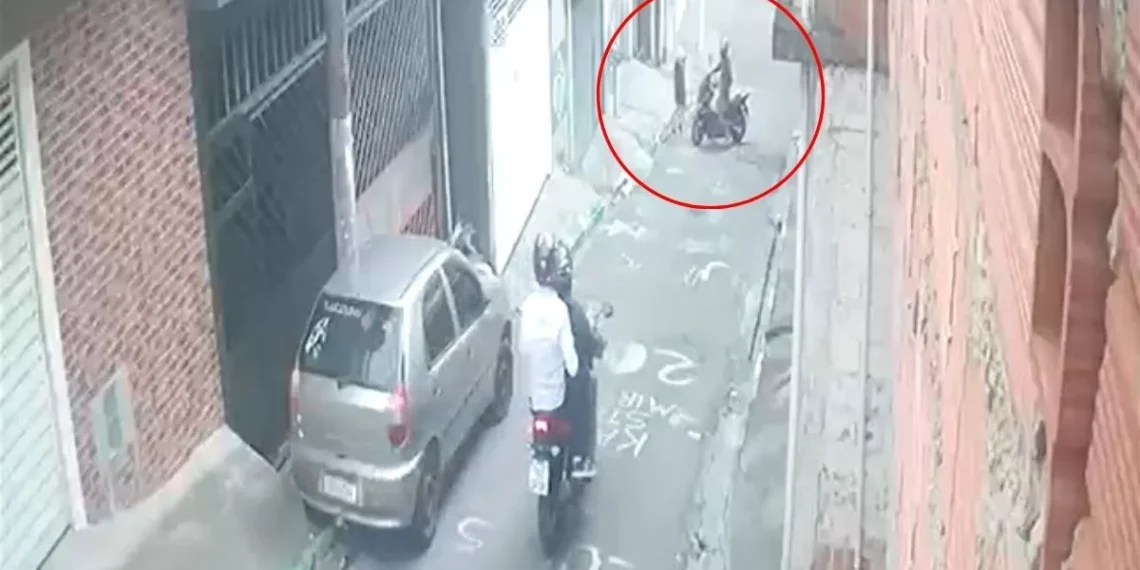 Mulher é baleada na frente do filho em tentativa de roubo a moto.