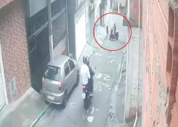 Mulher é baleada na frente do filho em tentativa de roubo a moto.