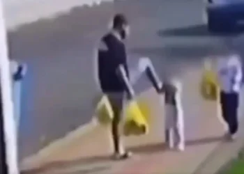 Pai que chutou filha teria agredido enteado com cinto ou pedaço de pau