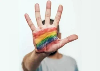Padrasto é condenado à prisão por homofobia e ameaças contra enteado