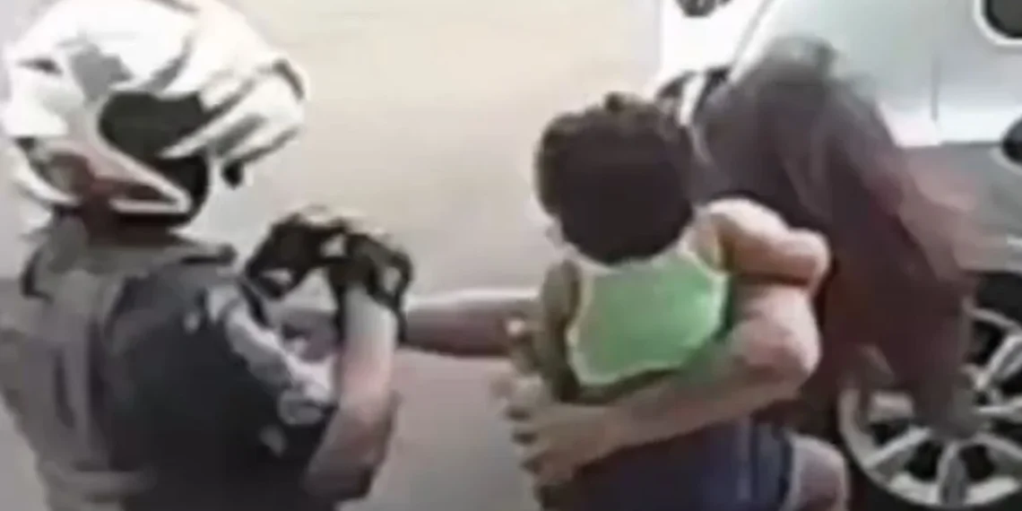 Mulher com bebê no colo dá tapa em PM e é derrubada com soco no rosto.