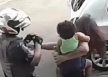 Mulher com bebê no colo dá tapa em PM e é derrubada com soco no rosto.