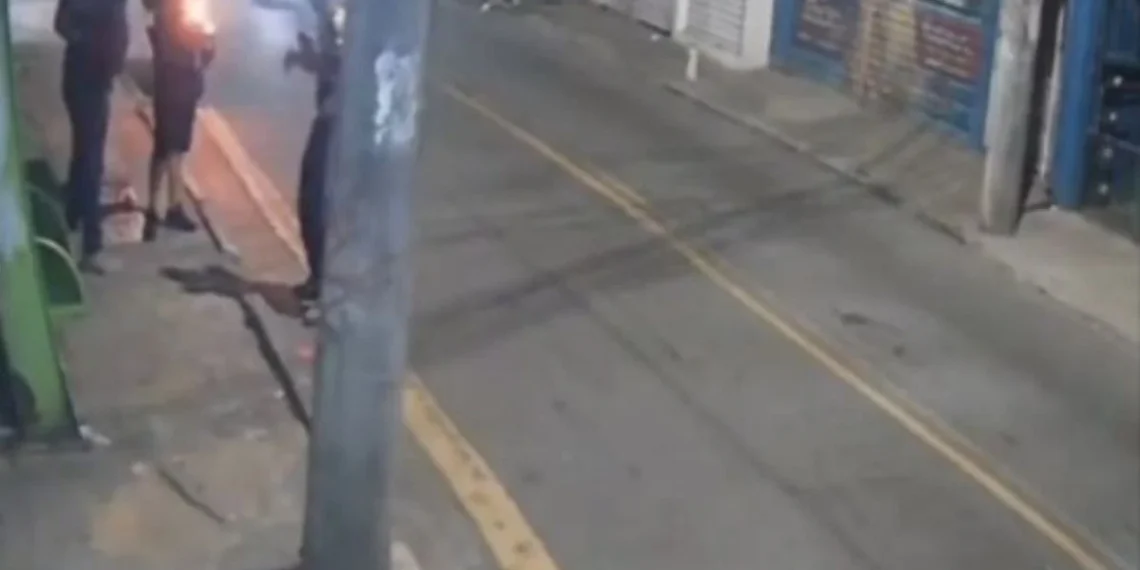 Câmera flagra execução de homem em ponto de ônibus em São Paulo.